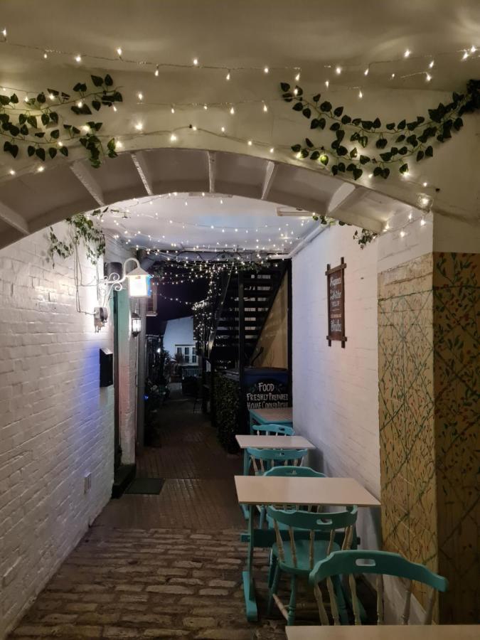 The Pelican Inn ดิไวเซส ภายนอก รูปภาพ